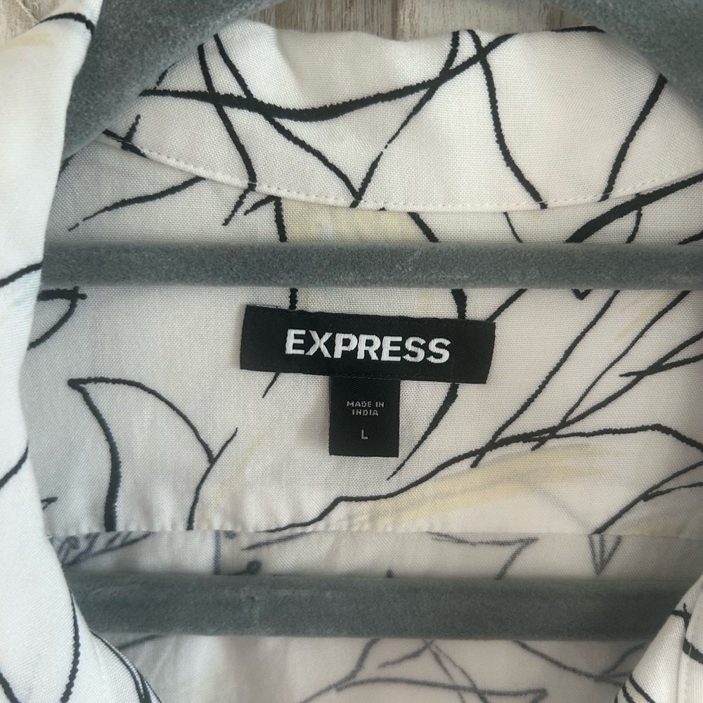 Express Men's White Shirt with Black Floral Design - Picture 3 of 7